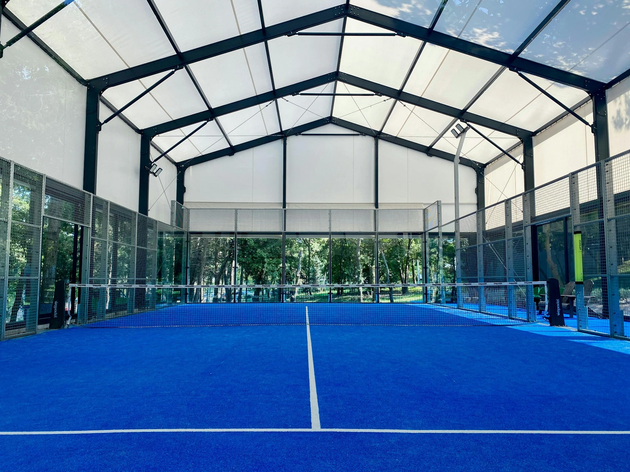 Terrain de padel outdoor au complexe AU FIVE à Saint-Raphaël
